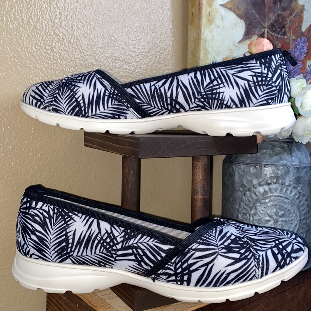 Land’s End tropical palm leaf black/white lightweight slip on walking shoes - Picture 3 of 10